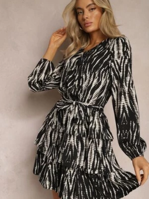 Czarno-Biała Rozkloszowana Sukienka Mini z Paskiem i Falbankami w Abstrakcyjny Wzór z Kopertowym Dekoltem Varniema retro & icone