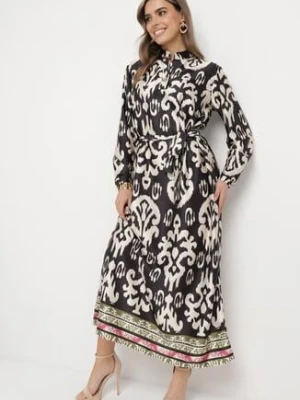 Czarno-Biała Sukienka Satynowa o Pudełkowym Fasonie Wiązana w Talii w Ornamentalny Wzór Narosa m&d fashion