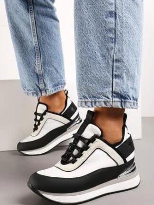 Czarno-Białe Sneakersy na Ukrytym Koturnie z Metaliczną Blaszką i Napisem Yenavra