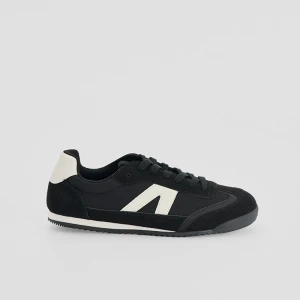 Czarno-białe sneakersy z łączonych materiałów House