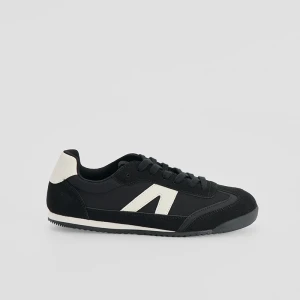 Czarno-białe sneakersy z łączonych materiałów House