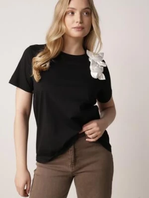 Czarno-Biały Klasyczny T-shirt z Bawełny Zdobiony Aplikacją 3D w Kształcie Kwiatów Noebel ambitionfly