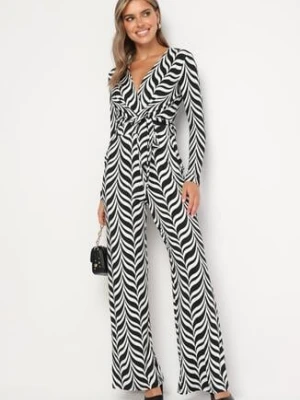 Czarno-Biały Kombinezon z Kopertowym Dekoltem i Wiązanym Paskiem Zuvi by swan