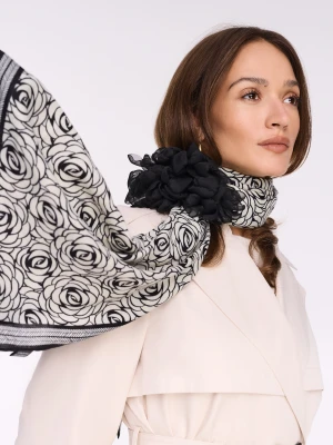 Czarno-biały szal w kwiatowy print TARANKO