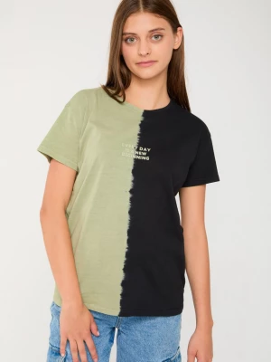 Czarno-zielony t-shirt tie dye z nadrukiem