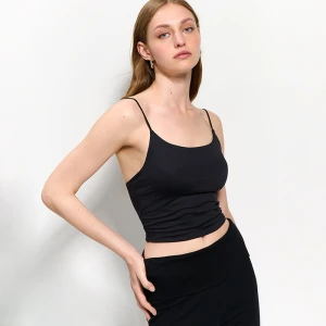 Czarny crop top na ramiączkach ze wszytymi miseczkami House