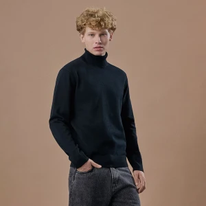 Czarny golf regular fit w wiskozą House