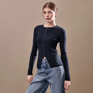 Czarny kardigan z wiskozą o dopasowanym kroju House