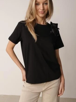 Czarny Klasyczny T-shirt z Bawełny Zdobiony Aplikacją 3D w Kształcie Kwiatów Noebel ambitionfly