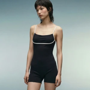 Czarny kombinezon na ramiączkach z białymi lamówkami House