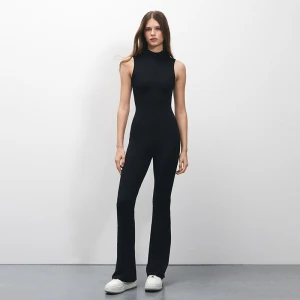 Czarny kombinezon z rozszerzanymi długimi nogawkami House