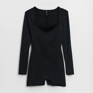 Czarny kombinezon z szortami i długim rękawem House