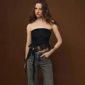 Czarny koronkowy top bandeau z asymetryczną falbanką House