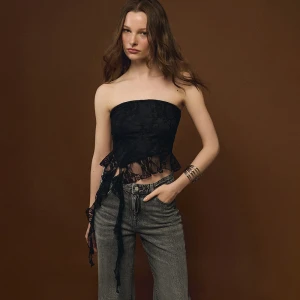 Czarny koronkowy top bandeau z asymetryczną falbanką House