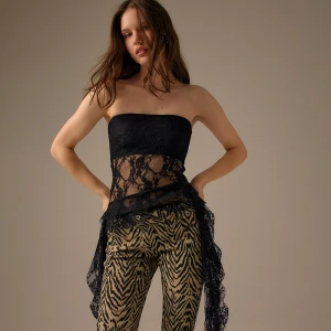 Czarny koronkowy top z zwisającymi falbankami House