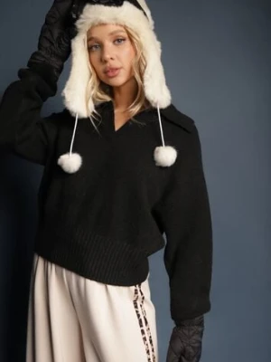 Czarny Krótki Sweter z Trójkątnym Dekoltem Ozdobiony Kołnierzykiem Savalin acajo