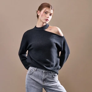 Czarny luźny sweter z wycięciem na ramieniu House