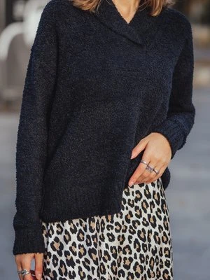 Czarny miękki sweter damski Cora z dekoltem V – Urban Wild Olsen