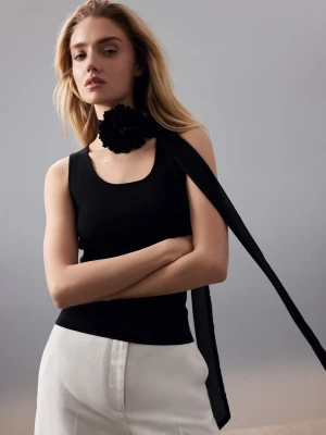 Czarny naszyjnik z tkaniny z zawieszką w kształcie kwiatu TARANKO