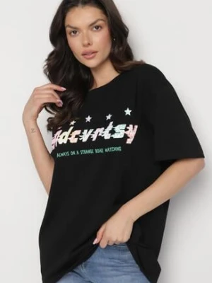 Czarny Oversizowy T-shirt z Napisem z Przodu i Gwiazdami na Plecach Ilanlith ambitionfly