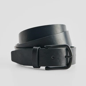 Czarny pasek z czarna metalową klamrą House