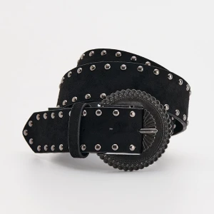 Czarny pasek z imitacji zamszu z ozdobną klamrą House