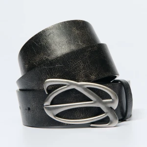 Czarny pasek z klamrą w stylu Y2K House