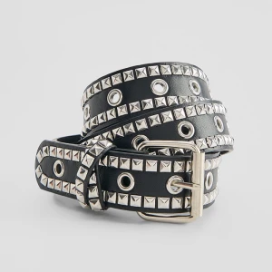 Czarny pasek z metalowymi oczkami i ćwiekami House