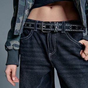 Czarny pasek z metalowymi oczkami i ćwiekami House