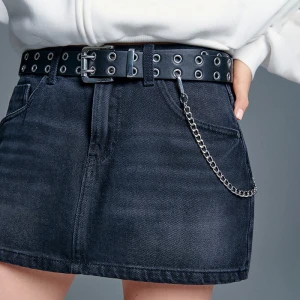 Czarny pasek z metalowymi oczkami i łańcuszkiem House