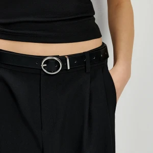 Czarny pasek z okrągłą klamrą House