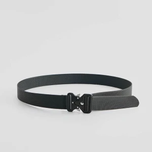 Czarny pasek z ozdobną klamrą w stylu militarnym House