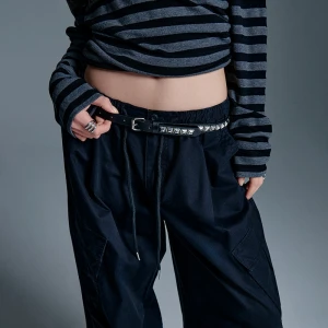 Czarny pasek ze sztucznej skóry z ćwiekami House