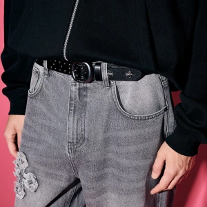 Czarny pasek ze zdobieniami i metalową klamrą House