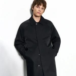 Czarny paszcz przejściowy z kołnierzykiem House