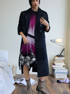 Czarny płaszcz o fakturze Desigual