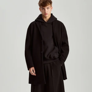 Czarny płaszcz o regularnym kroju House