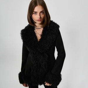 Czarny płaszcz z imitacji zamszu ze sztucznym futerkiem House