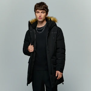 Czarny płaszcz z kapturem ze sztucznym futerkiem House