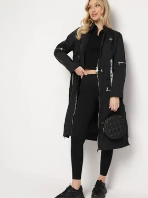 Czarny Płaszcz z Regulowaną Długością i Taśmami z Napisem Emmilou ann gissy