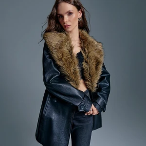 Czarny płaszcz ze sztucznej skóry z futerkiem na kołnierzu House