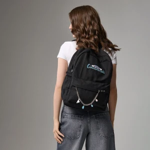 Czarny plecak z brelokiem i haftem Cinnamoroll House