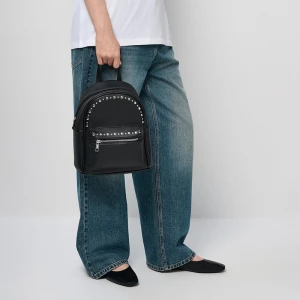 Czarny plecak z imitacji skóry z ćwiekami i fakturą House