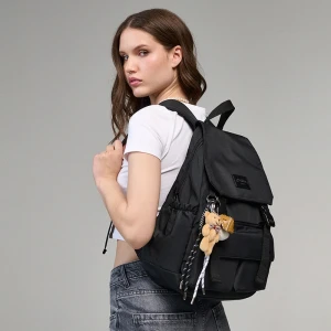 Czarny plecak z kieszeniami i brelokiem House