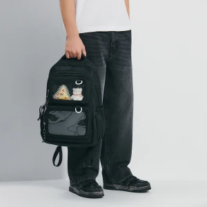 Czarny plecak z przezroczystymi kieszeniami i maskotkami House