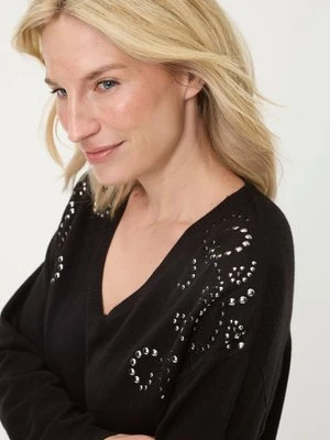 Czarny sweter damski Cora z dekoltem V z aplikacjami – Liaison en Vogue Olsen