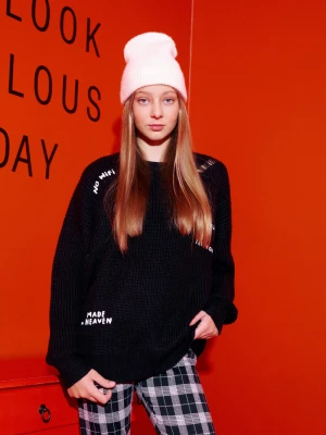 Czarny sweter oversize z ozdobnymi rozdarciami Reporter