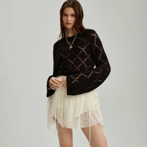 Czarny sweter typu crochet z wiązaniem z tyłu House