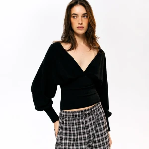 Czarny sweter z kopertowym dekoltem House