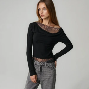 Czarny sweter z koronkową wstawką House